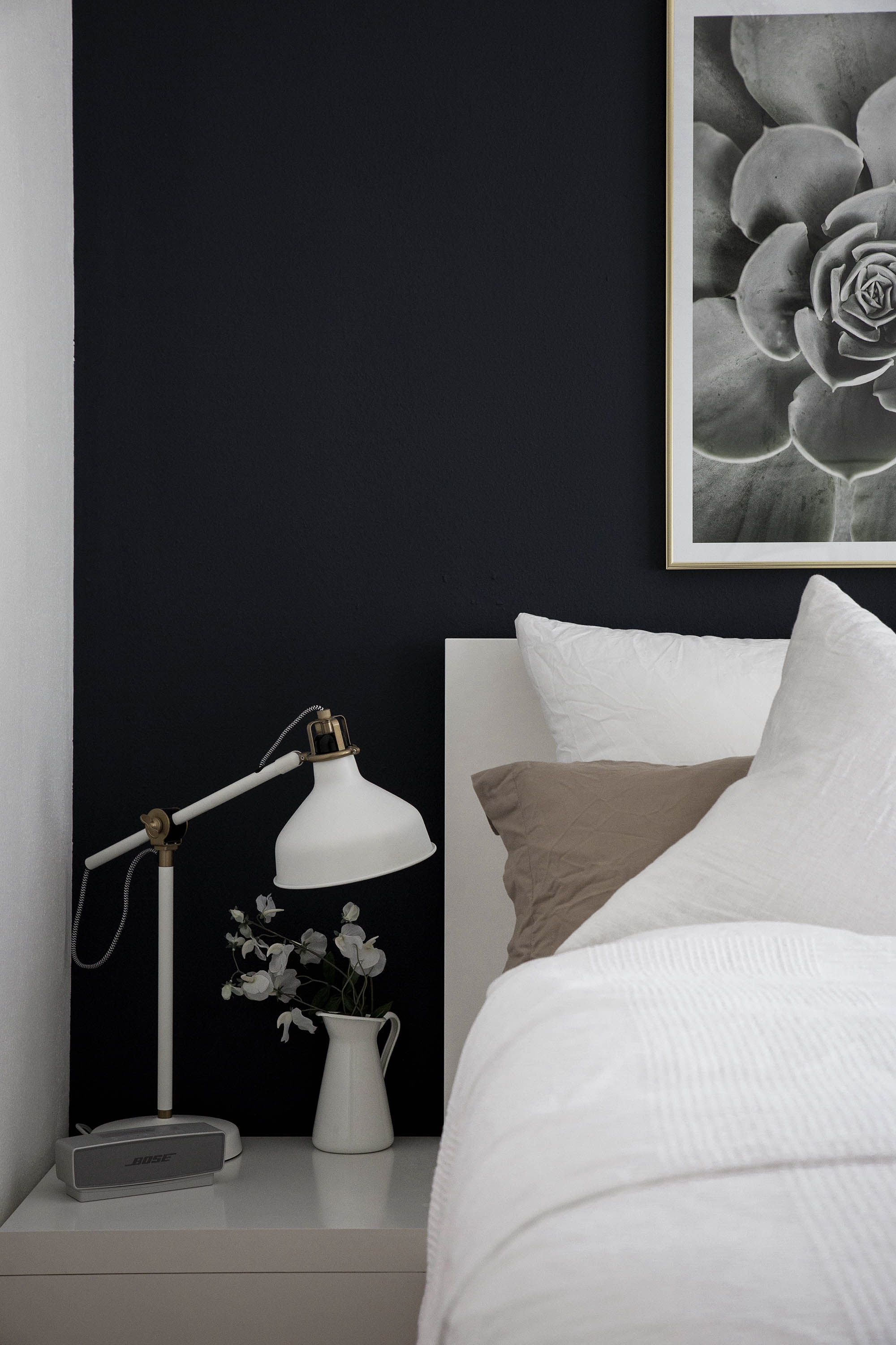 black-palms-interior-design-desenio-westwing-oriental-bedroom-schlafzimmer-5-von-11