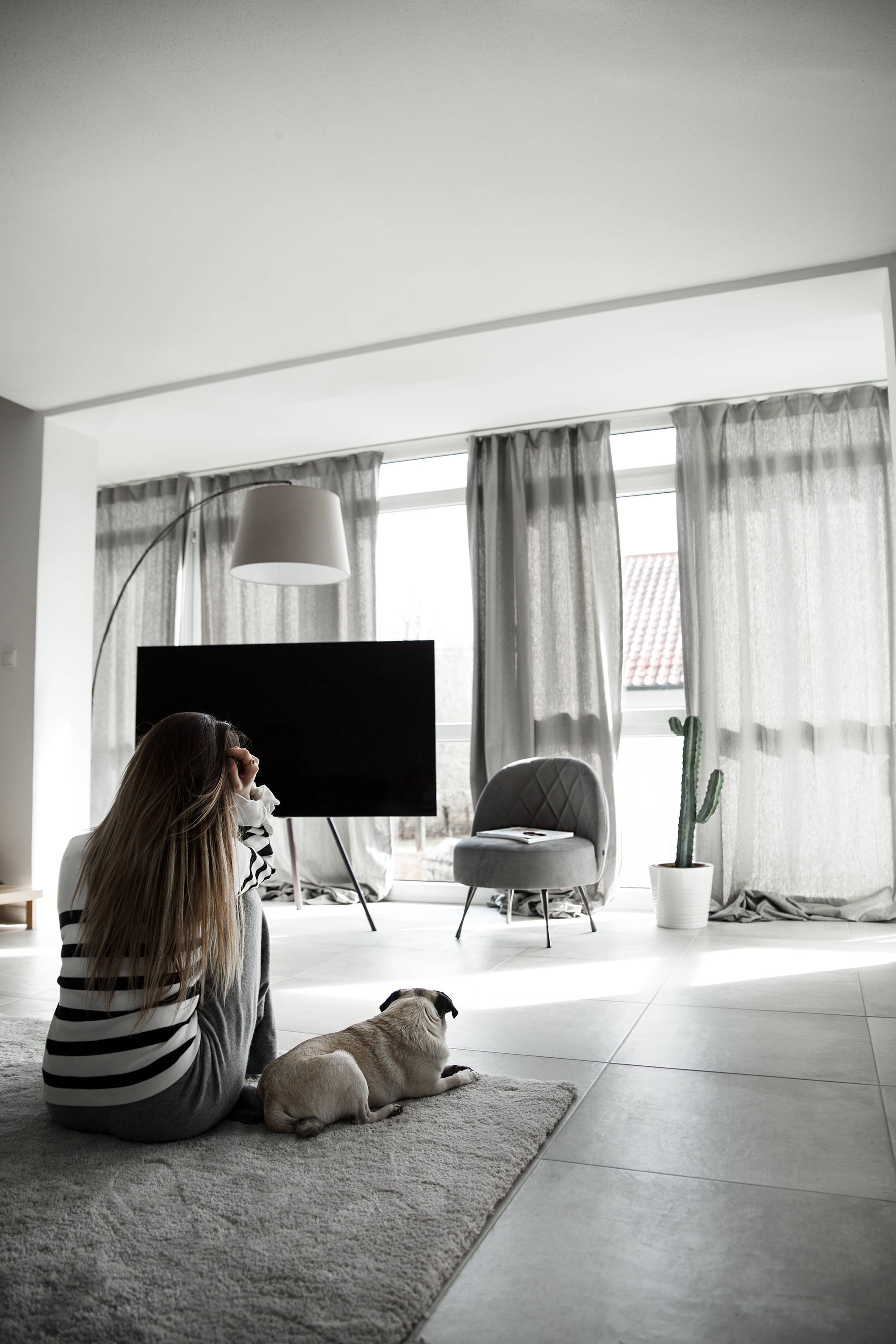 black-palms-interior-living-room-wohnzimmer-renovierung-samsung-qled-tv-18