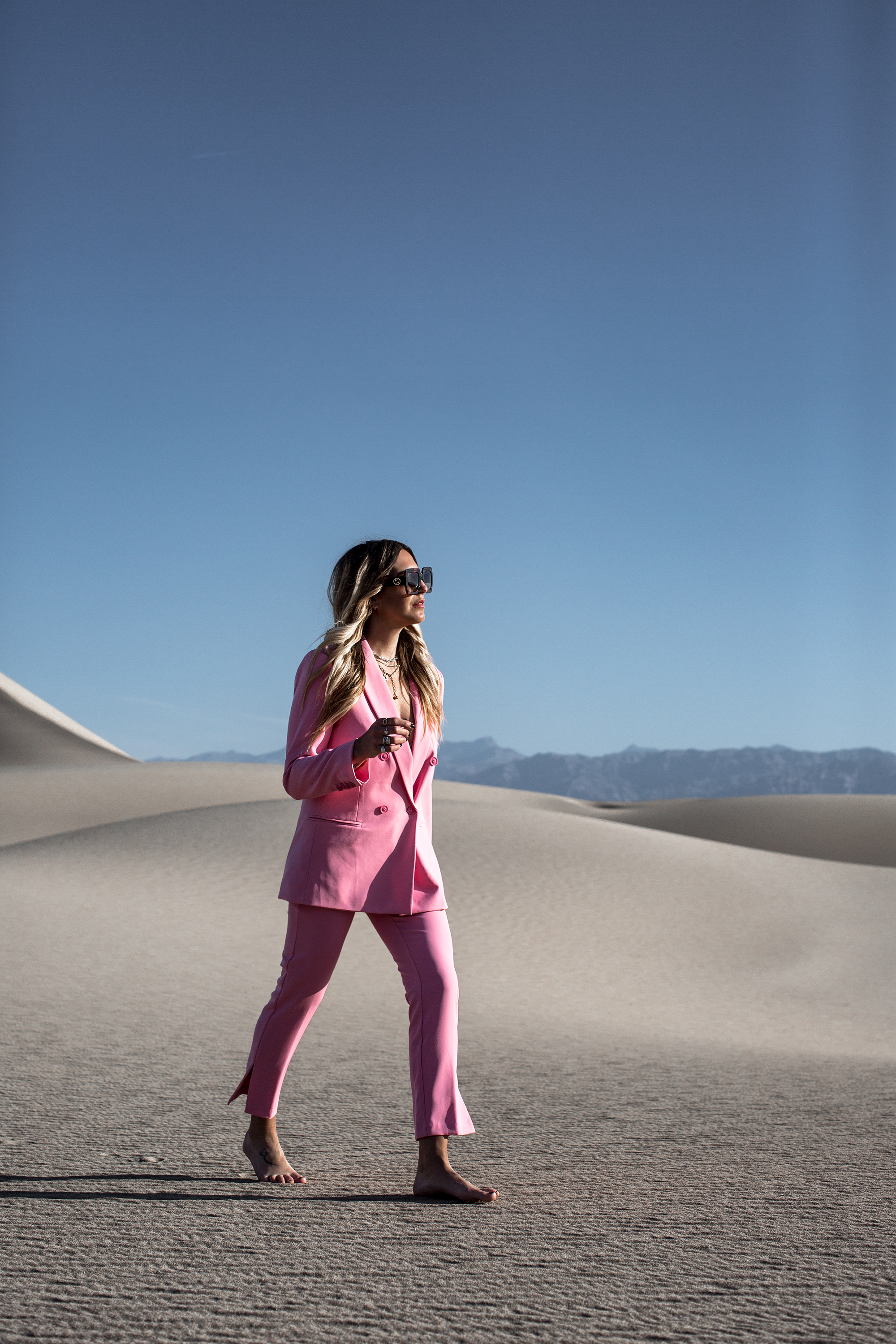 black-palms-x-reserved-mesquite-sand-dunes-death-valley-usa-pink-suit-14